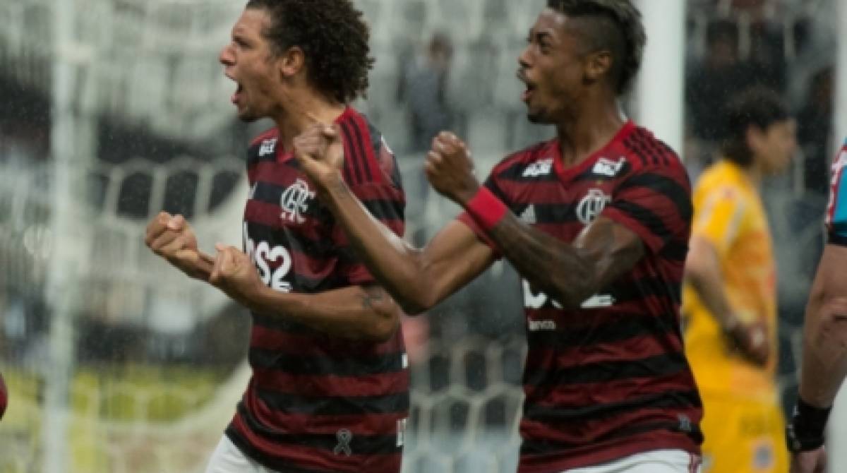 Arão comemora gol ao lado de Bruno Henrique