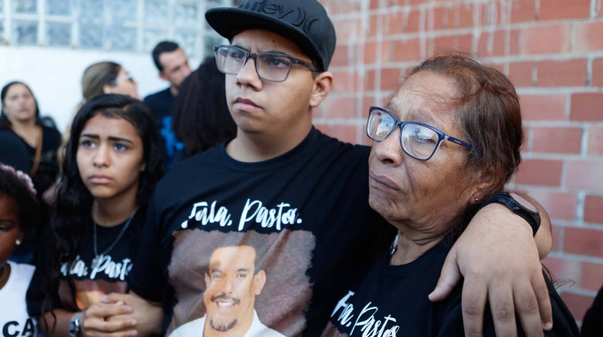 Sao Goncalo, 21/07/2019, Protesto da familia do pastor Anderson Do Carmo esposo da deputada Flordeliz em S&atilde;o Gon&ccedil;alo , na foto filho do pastor Daniel Santos com a mae do pastor Maria Edna Virginio de Oliveira, Foto de Gilvan de Souza / Agencia O Dia