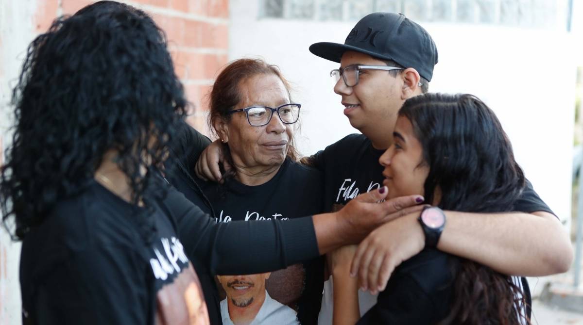 Sao Goncalo, 21/07/2019, Protesto da familia do pastor Anderson Do Carmo esposo da deputada Flordeliz em S&atilde;o Gon&ccedil;alo , na foto filho do pastor Daniel Santos com a mae do pastor Maria Edna Virginio de Oliveira, Foto de Gilvan de Souza / Agencia O Dia