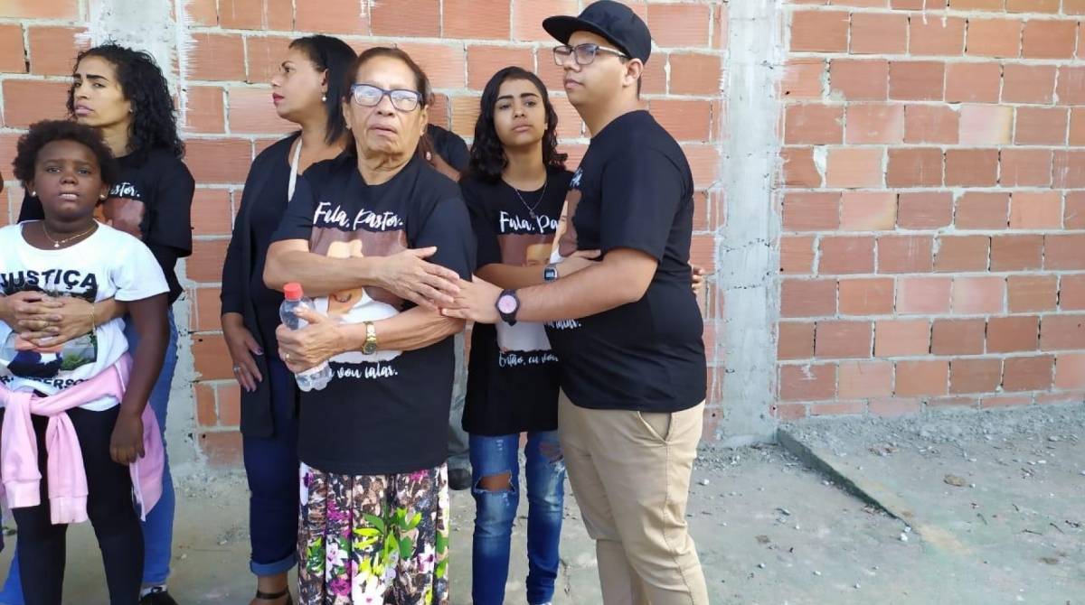 Maria Edna Virg&iacute;nia do Carmo e Daniel, respectivamente m&atilde;e e filho do pastor Anderson do Carmo