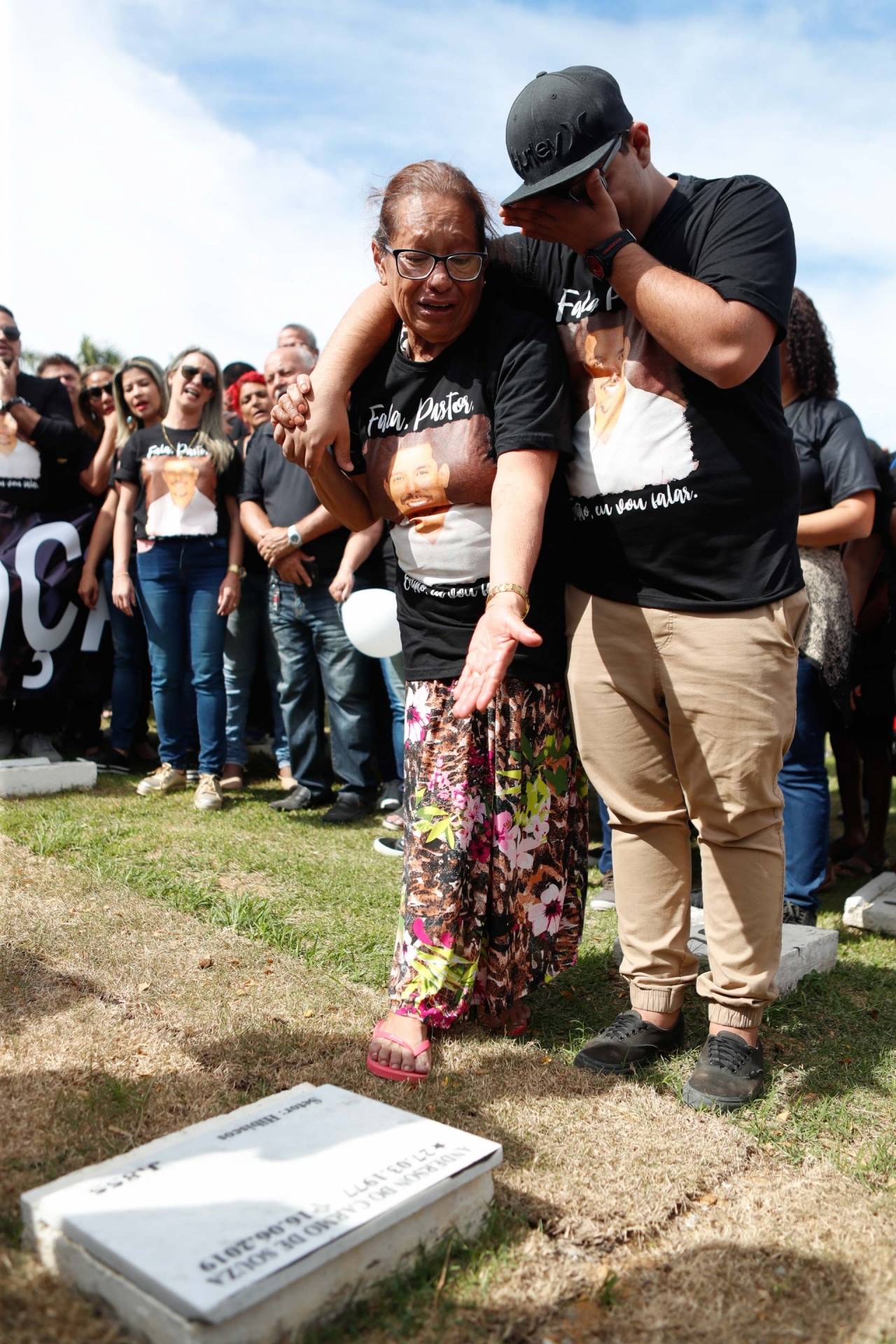 Sao Goncalo, 21/07/2019, Protesto da familia do pastor Anderson Do Carmo esposo da deputada Flordeliz em São Gonçalo , na foto a mae do pastor Maria Edina Virginio de Oliveira junto ao tumulo do filho , Foto de Gilvan de Souza / Agencia O Dia