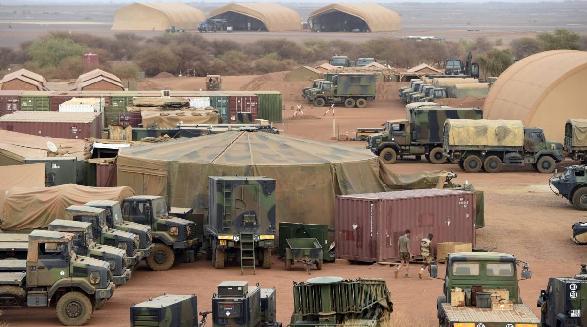 Carro-bomba explode na entrada de base militar francesa no Mali - AFP