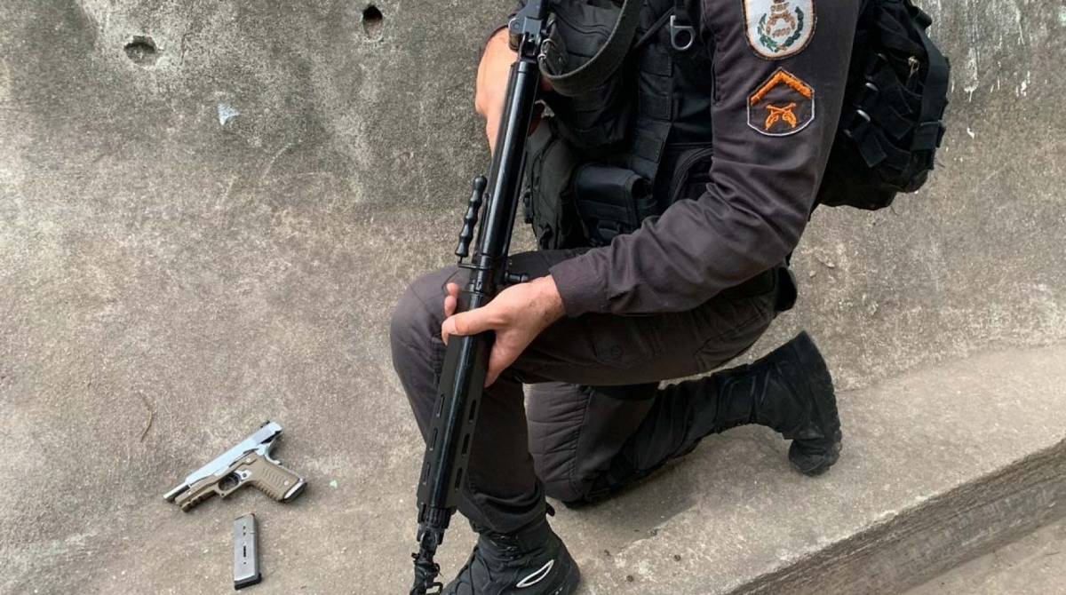 Pistola apreendida durante operação - Divulgação / Polícia Militar