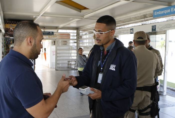 Agente confere se passageiro pagou a passagem - Reginaldo Pimenta / Ag&ecirc;ncia O Dia
