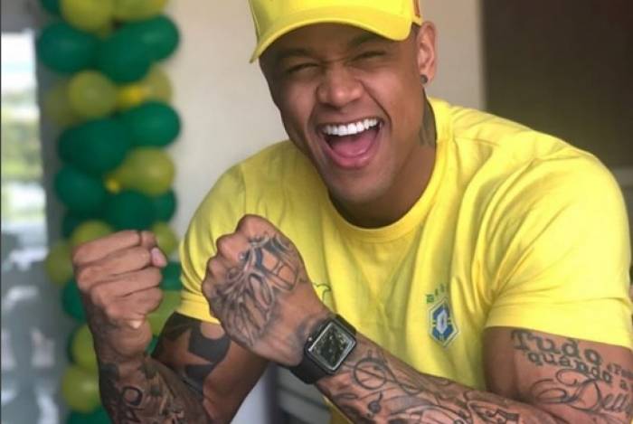 Leo Santana &eacute; flagrado quase mostrando lepo-lepo durante dan&ccedil;a