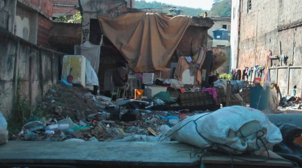 Local onde usuários se reúnem para consumir crack na
Avenida Edgard Romero - fotos Estefan Radovicz