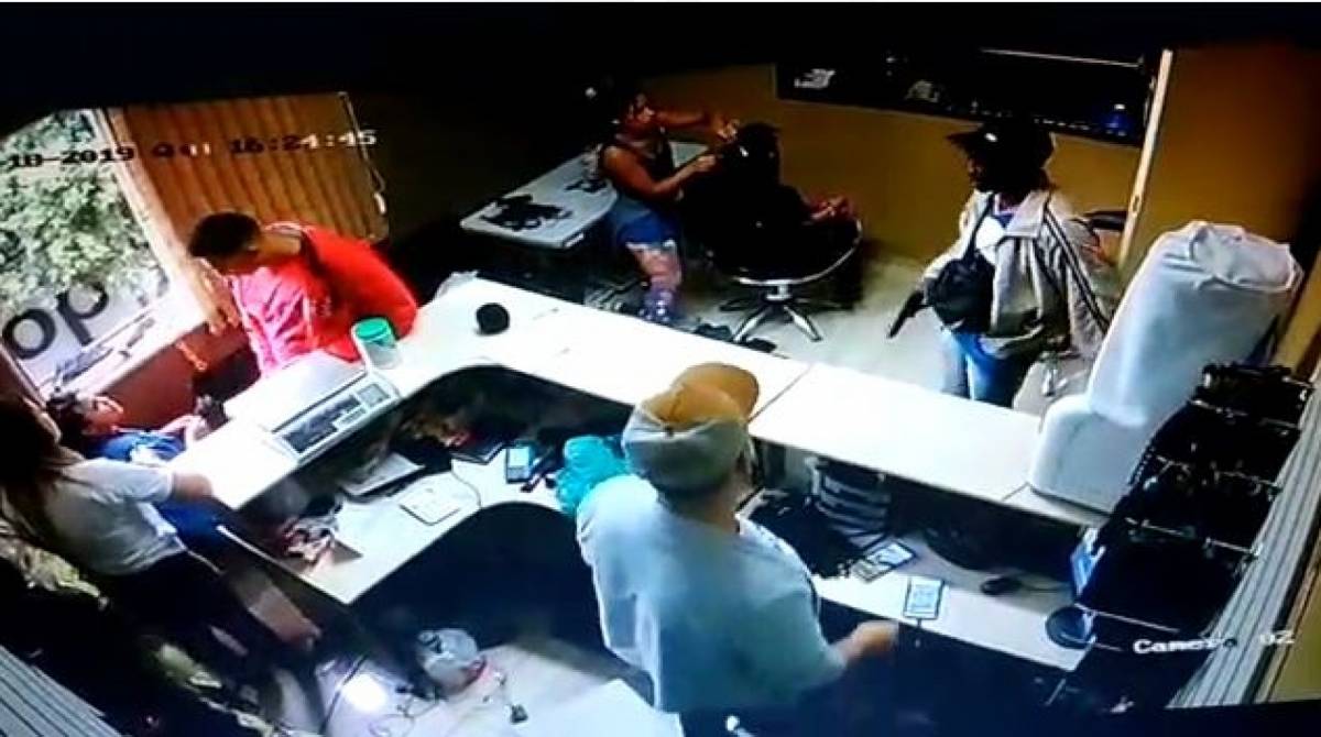 Dupla invade salão e rouba cabelos vendidos e usados para implantes no estabelecimento - Reprodução / Internet