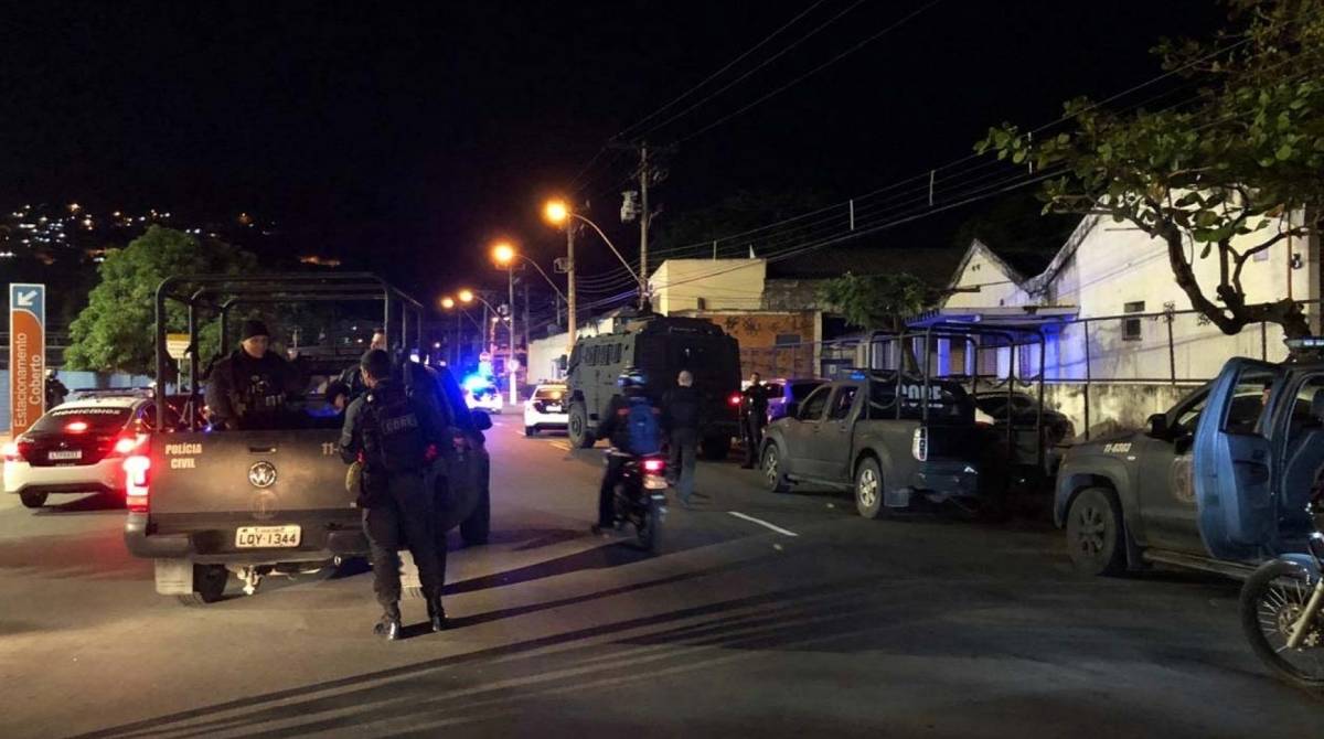 Policiais est&atilde;o nas ruas desde o fim da madrugada