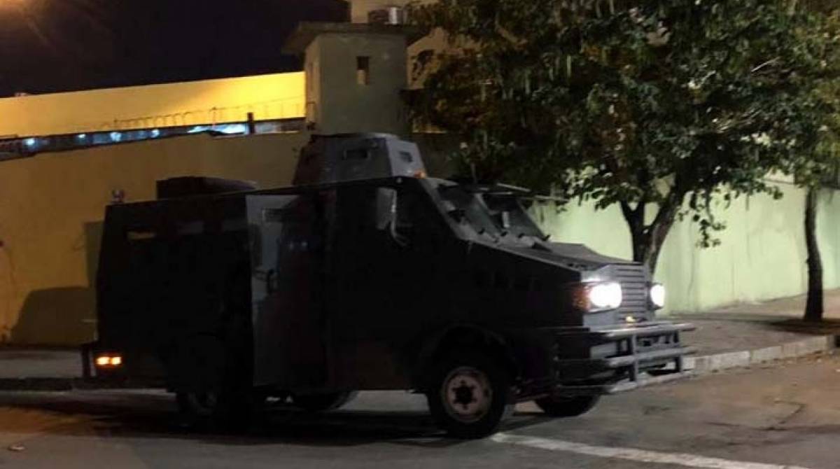 Policiais est&atilde;o nas ruas desde o fim da madrugada