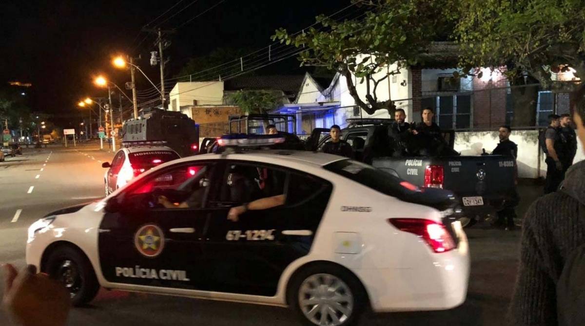 Policiais est&atilde;o nas ruas desde o fim da madrugada