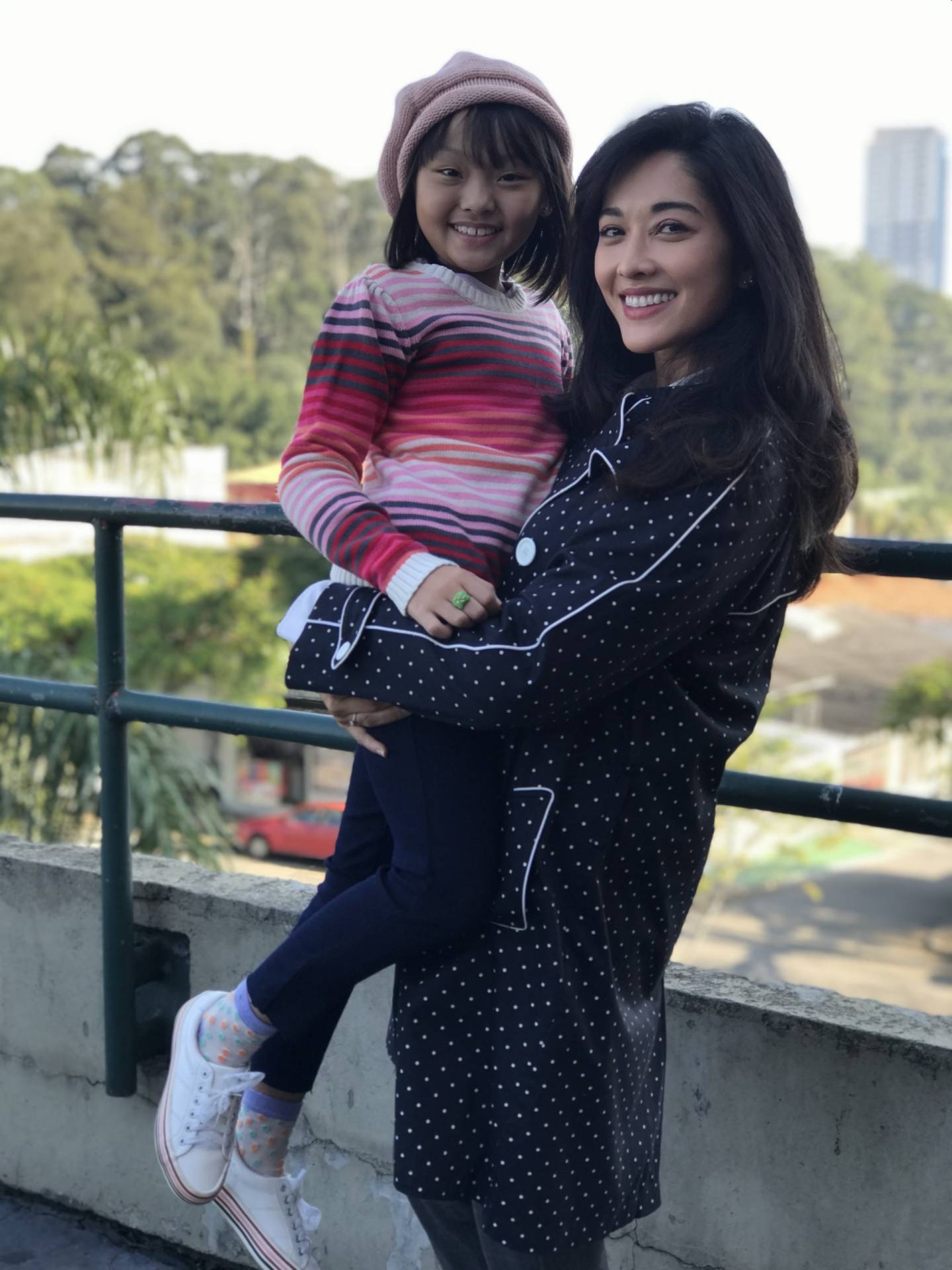 Jacqueline Sato com a atriz Camila Tanaka (sua filha no longa) - Divulgação 