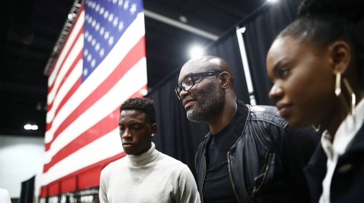Anderson Silva e os filhos Kalyl e Kaory na cerimônia nos EUA