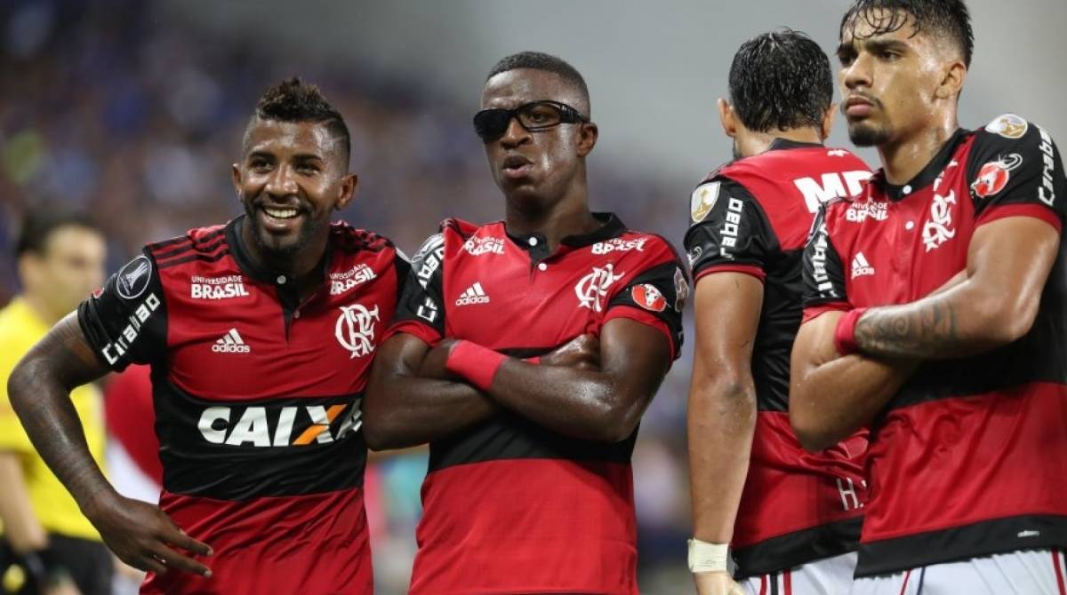 Vinícius Júnior comemora com Rodinei e Lucas Paquetá - GILVAN DE SOUZA/FLAMENGO