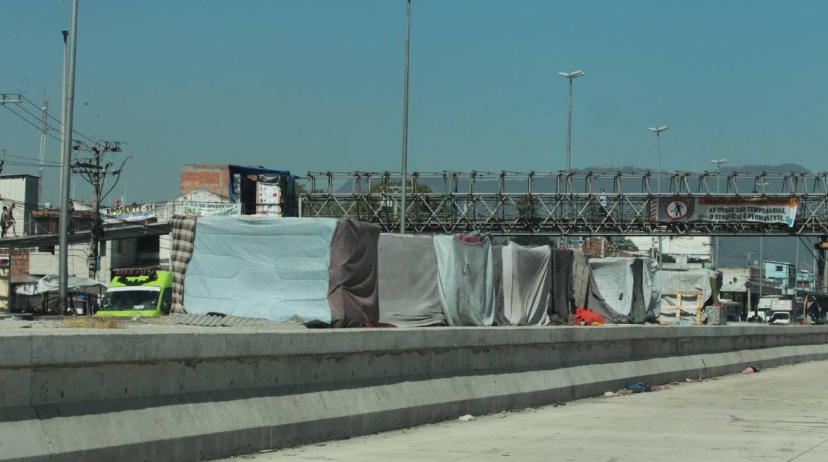 Barracos estão sendo montados por usuários de crack na avenida Brasil próximo à entrada para o Fundão.