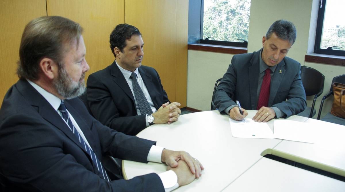 CREF1 e OAB assinam termo de compromisso para cessar autua&ccedil;&otilde;es em condom&iacute;nios com academia - Lula Apar&iacute;cio / OAB/RJ