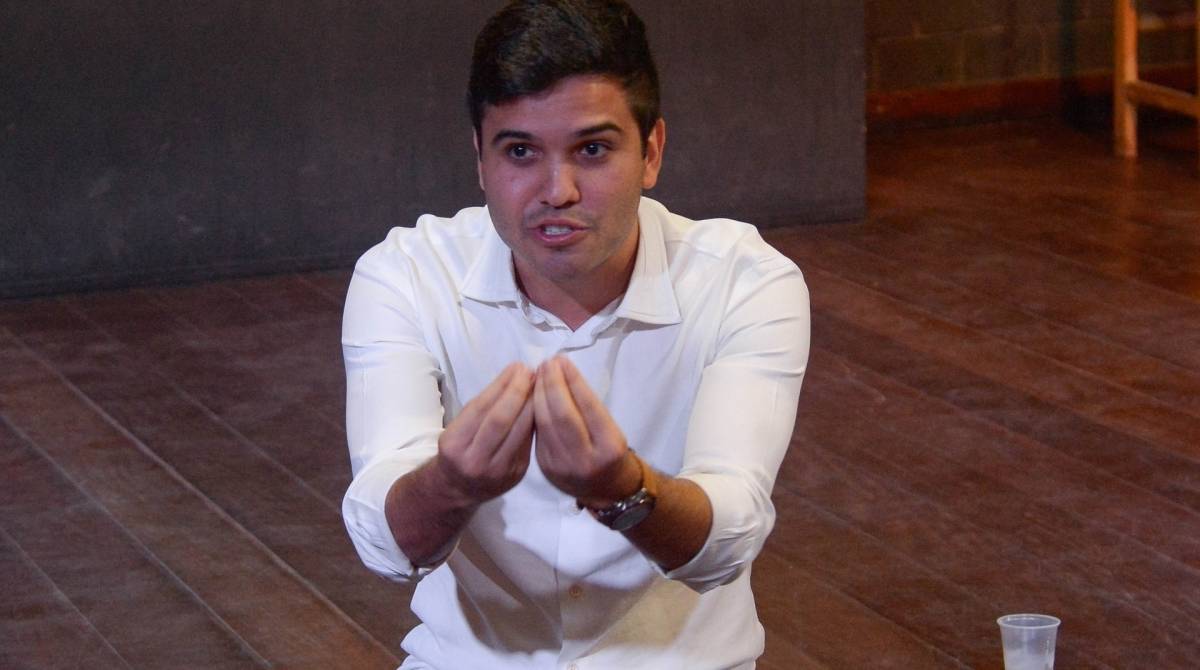 2019-07-24 - AG&Ecirc;NCIA DE NOT&Iacute;CIAS/PARCEIRO - O Secret&aacute;rio de Educa&ccedil;&atilde;o do Estado, Pedro Fernandes e o Deputado Estadual, Renan Ferreirinha se re&uacute;nem durante recesso escolar com a dire&ccedil;&atilde;o, funcion&aacute;rios e professores do Col&eacute;gio Estadual Walter Orlandini para anunciar o in&iacute;cio das obras emergenciais de conten&ccedil;&atilde;o da encosta que desabou no terreno da escola, em S&atilde;o Gon&ccedil;alo, regi&atilde;o metropolitana do Rio, nesta quarta-feira (24). Foto: Clever Felix/Parceiro/Ag&ecirc;ncia O Dia