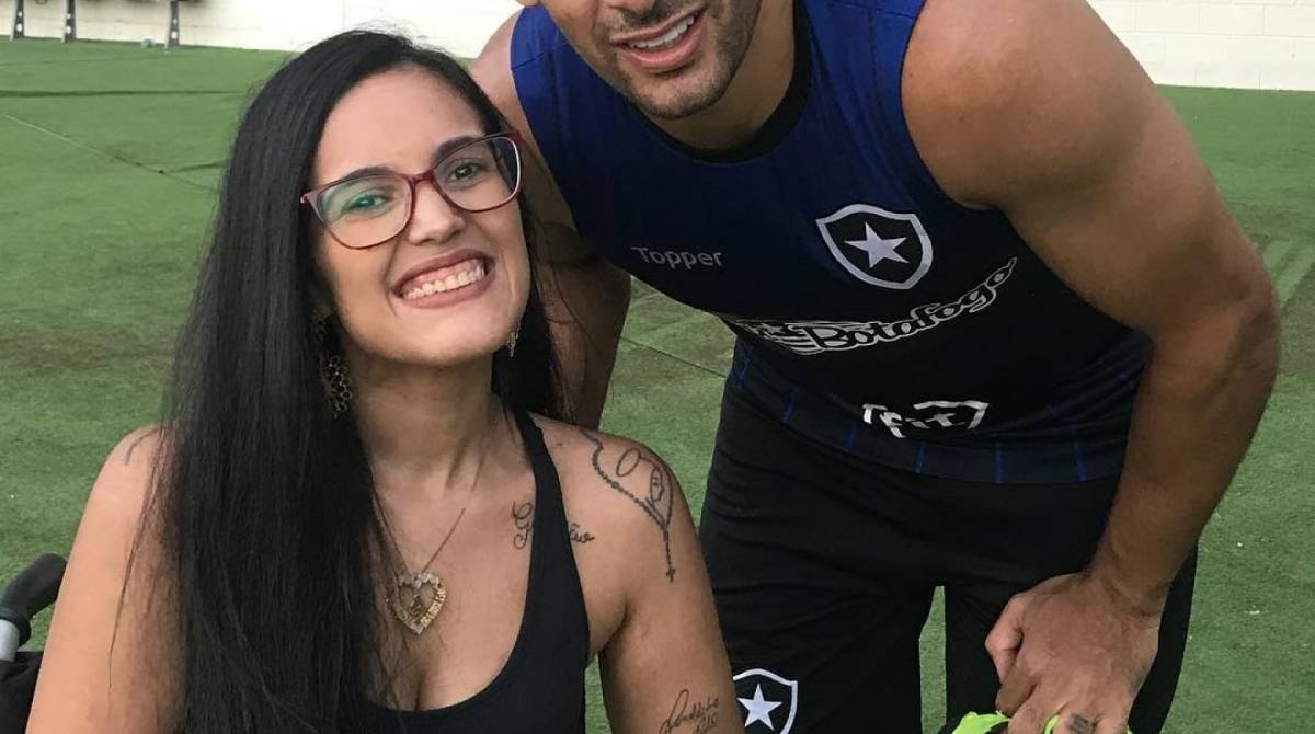 Raquel ao lado de Diego Souza, durante uma de suas visitas aos treinos do Botafogo - Reprodução/Arquivo Pessoal