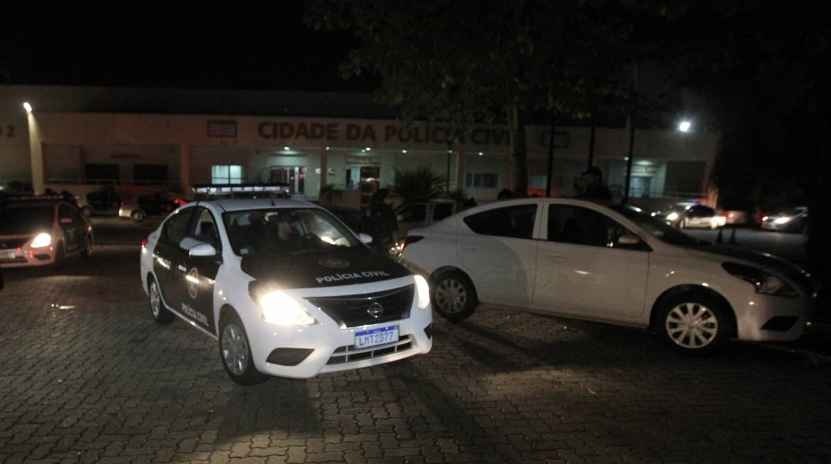 Rio de Janeiro - 24/07/2019 - A Delegacia de Homic&iacute;dios da Capital (DH) realiza, desde as primeiras horas da manh&atilde; desta quarta-feira, uma megaopera&ccedil;&atilde;o contra traficantes de Duque de Caxias envolvidos em diversos homic&iacute;dios. Na Opera&ccedil;&atilde;o Madre II, como foi batizada, os policiais pretendem cumprir 44 mandados de pris&atilde;o e 35 de busca e apreens&atilde;o em comunidades do munic&iacute;pio da Baixada Fluminense e em regi&otilde;es da Zona Norte da capital. Foto: Luciano Belford/Agencia O Dia