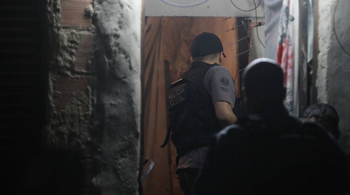 Rio de Janeiro - 24/07/2019 - A Delegacia de Homic&iacute;dios da Capital (DH) realiza, desde as primeiras horas da manh&atilde; desta quarta-feira, uma megaopera&ccedil;&atilde;o contra traficantes de Duque de Caxias envolvidos em diversos homic&iacute;dios. Na Opera&ccedil;&atilde;o Madre II, como foi batizada, os policiais pretendem cumprir 44 mandados de pris&atilde;o e 35 de busca e apreens&atilde;o em comunidades do munic&iacute;pio da Baixada Fluminense e em regi&otilde;es da Zona Norte da capital. Foto: Luciano Belford/Agencia O Dia