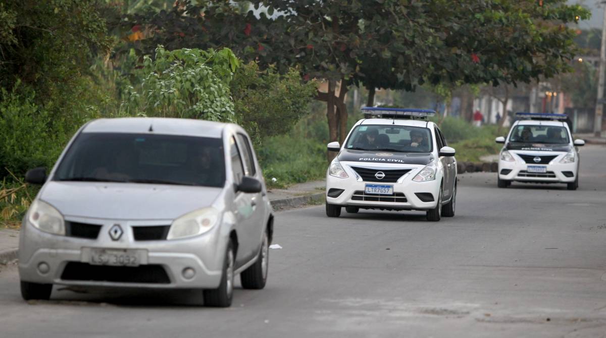 Rio de Janeiro - 24/07/2019 - A Delegacia de Homic&iacute;dios da Capital (DH) realiza, desde as primeiras horas da manh&atilde; desta quarta-feira, uma megaopera&ccedil;&atilde;o contra traficantes de Duque de Caxias envolvidos em diversos homic&iacute;dios. Na Opera&ccedil;&atilde;o Madre II, como foi batizada, os policiais pretendem cumprir 44 mandados de pris&atilde;o e 35 de busca e apreens&atilde;o em comunidades do munic&iacute;pio da Baixada Fluminense e em regi&otilde;es da Zona Norte da capital. Foto: Luciano Belford/Agencia O Dia
