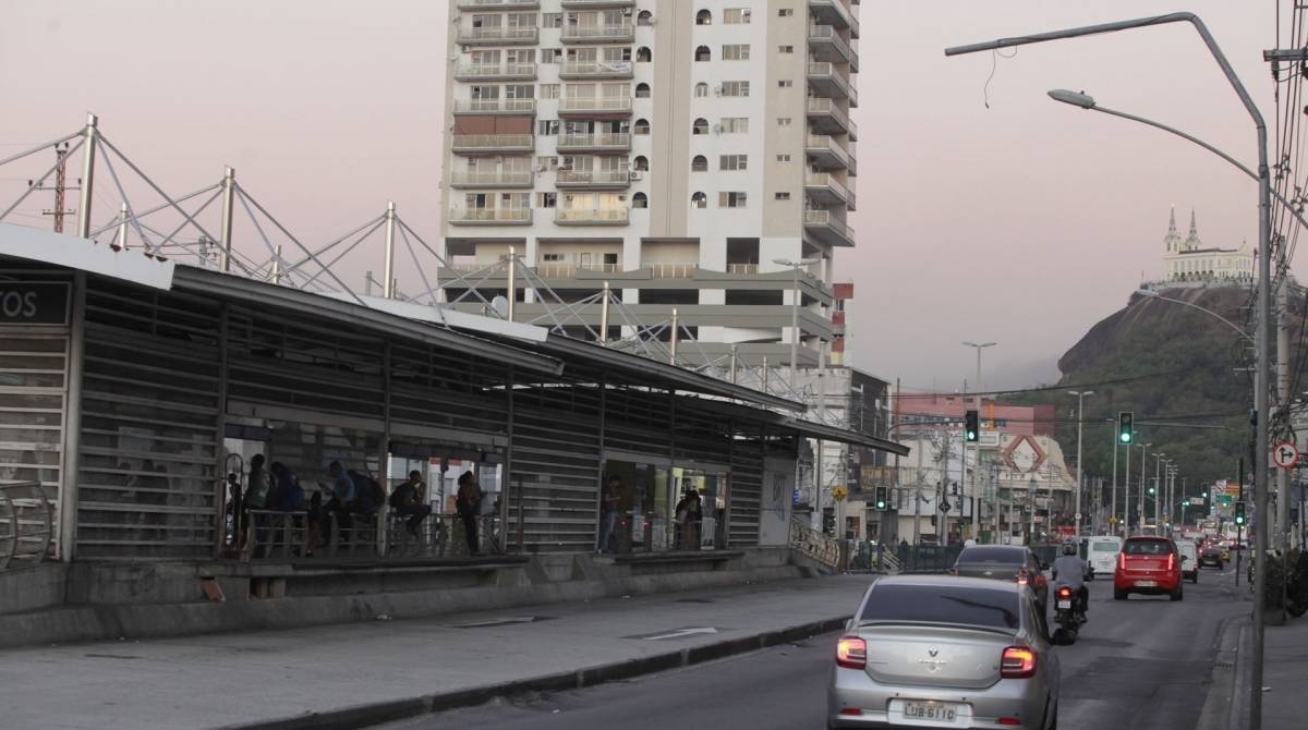 Rio, 27/06/2019 - BRT Trascarioca, Estacoes depredadas.  Pastor Jose Santos, Penha, zona Norte do Rio. Na foto estacao. Foto: Ricardo Cassiano/Agencia O Dia