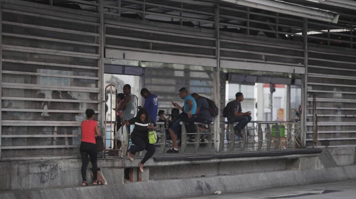 Rio, 27/06/2019 - BRT Trascarioca, Estacoes depredadas.  Pastor Jose Santos, Penha, zona Norte do Rio. Na foto passageiros entrando e saindo da estacao. Foto: Ricardo Cassiano/Agencia O Dia - Ricardo Cassiano