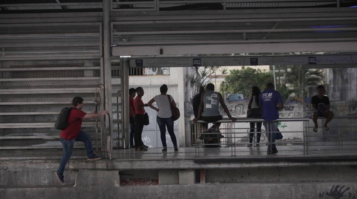 Rio, 27/06/2019 - BRT Trascarioca, Estacoes depredadas.  Pastor Jose Santos, Penha, zona Norte do Rio. Na foto passageiros entrando e saindo da estacao. Foto: Ricardo Cassiano/Agencia O Dia