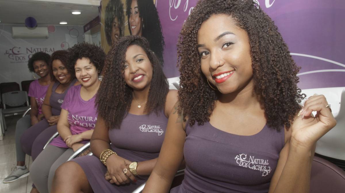 No salão Natural dos Cachos, cliente tem linha de tratamento produzida com exclusividade pela rede - Cléber Mendes