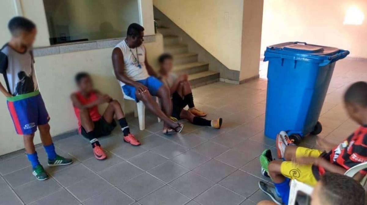 Aula foi interrompida para crianças se protegerem dos disparos