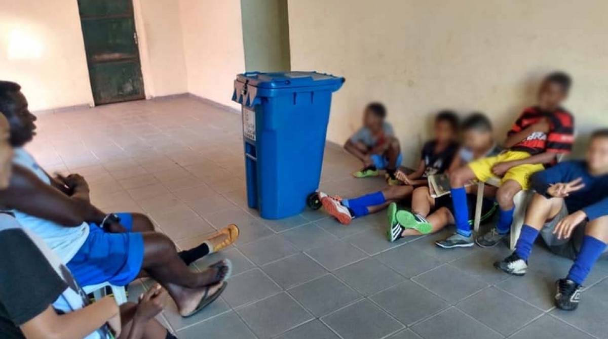 Aula foi interrompida para crianças se protegerem dos disparos - Reprodução / Vila Cruzeiro-RJ