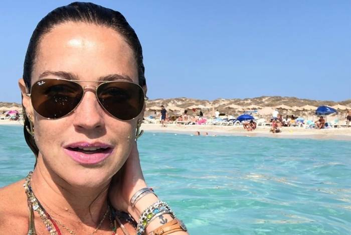 À vontade! Luana Piovani faz topless em Ibiza