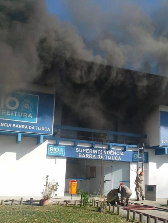 Homem invadiu prédio da superintendência da Prefeitura na Barra da Tijuca e atirou coquetéis molotov no segundo andar, colocando fogo no local