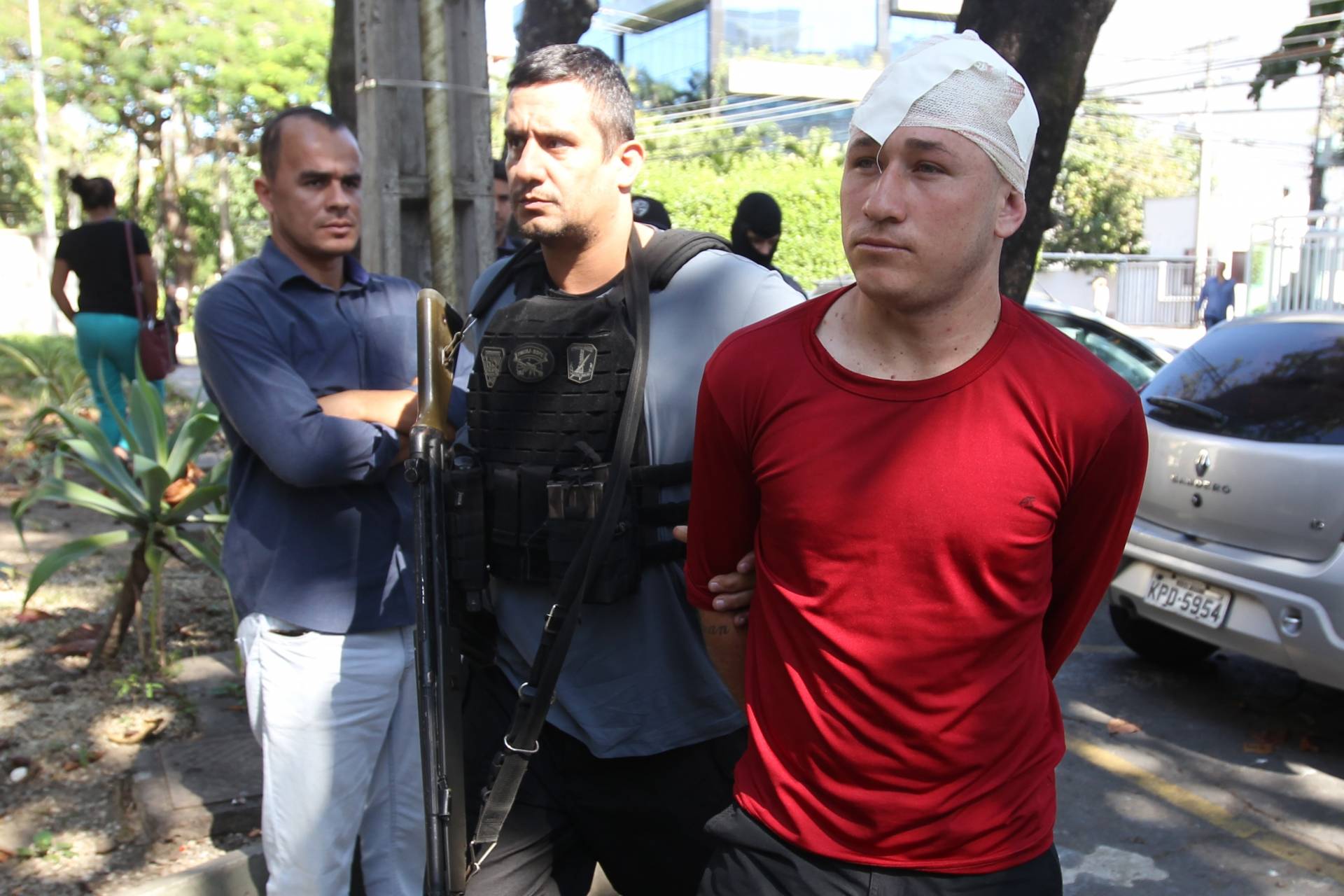 Rio de Janeiro - 24/07/2019 - A Delegacia de Homic&iacute;dios da Capital (DH) realiza, desde as primeiras horas da manh&atilde; desta quarta-feira, uma megaopera&ccedil;&atilde;o contra traficantes de Duque de Caxias envolvidos em diversos homic&iacute;dios. Na Opera&ccedil;&atilde;o Madre II, como foi batizada, os policiais pretendem cumprir 44 mandados de pris&atilde;o e 35 de busca e apreens&atilde;o em comunidades do munic&iacute;pio da Baixada Fluminense e em regi&otilde;es da Zona Norte da capital. Na foto acima o Jonas Rocha Matani o Rato. Foto: Luciano Belford/Agencia O Dia