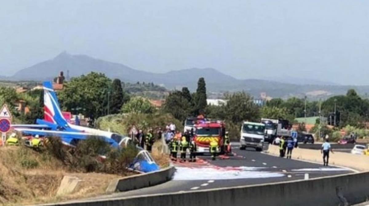 Avião da Patrulha Acrobática da França caiu durante uma manobra perigosa.
 - Reprodução de vídeo