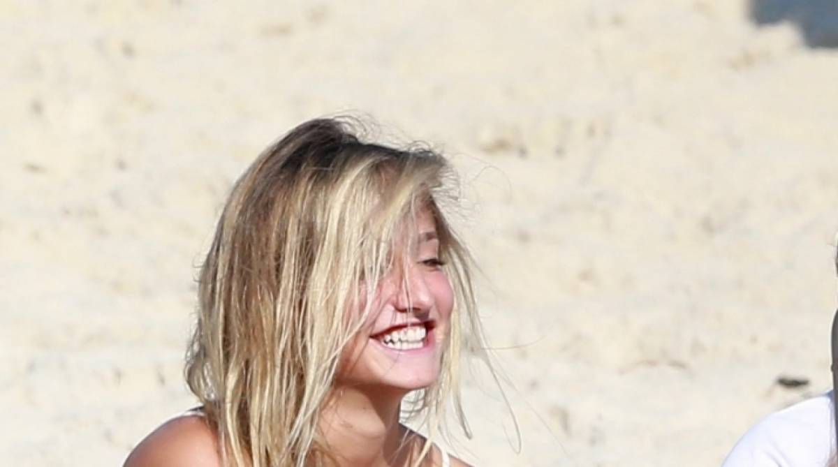 Bruna Griphao curte praia com amigos