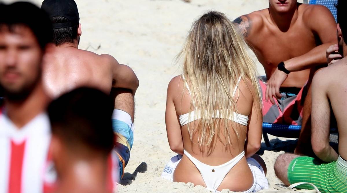 Bruna Griphao curte praia com amigos