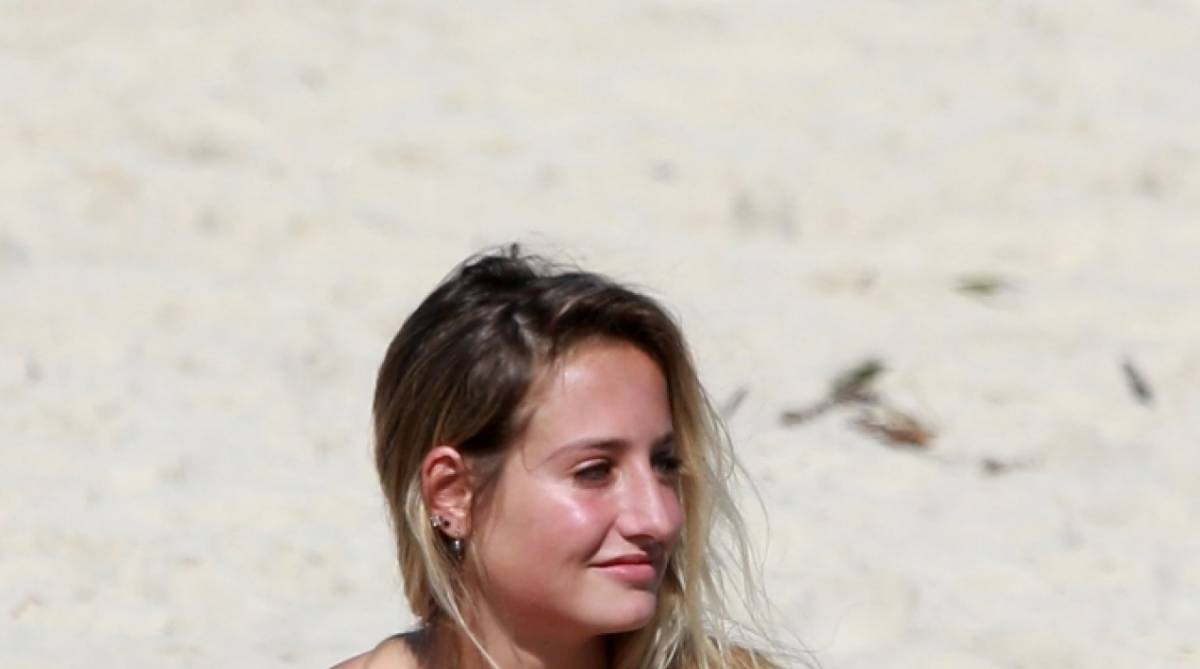 Bruna Griphao curte praia com amigos