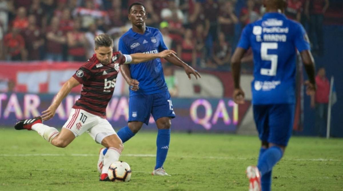 Diego sofreu les&atilde;o contra o Emelec - Alexandre Vidal / Flamengo