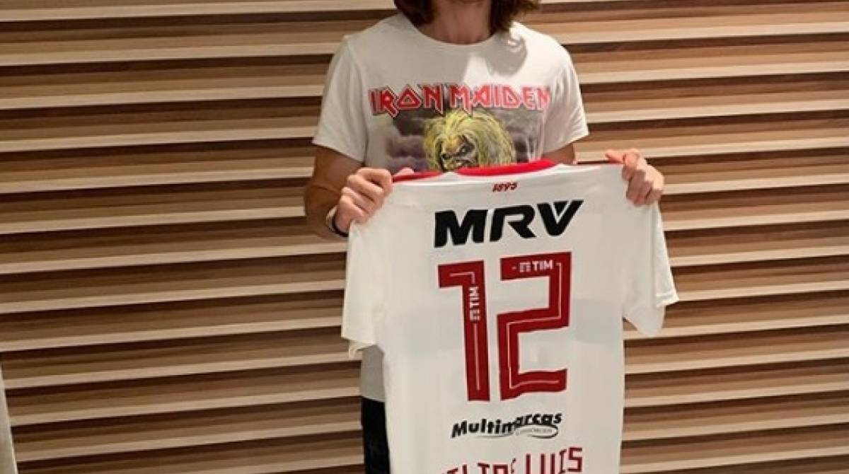 Filipe Lu&iacute;s posa com camisa do Flamengo
