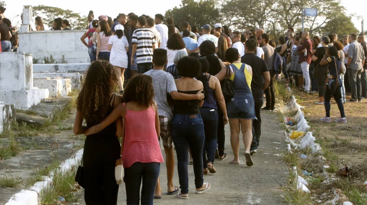 Cerca de 300 pessoas acompanharam o sepultamento da fam&iacute;lia - Reginaldo Pimenta / Ag&ecirc;ncia O DIA 
