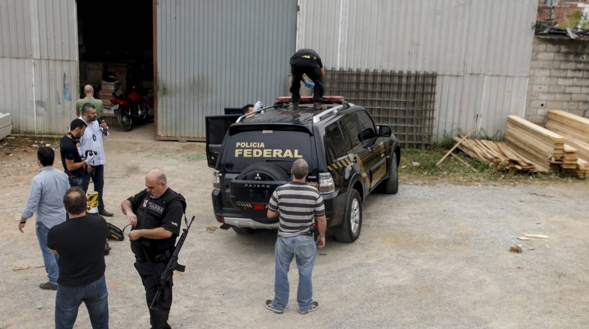 Duas viaturas clonadas identificados como da Polícia Federal que foram utilizadas por uma quadrilha no roubo de uma carga milionária no Terminal de Cargas do Aeroporto de Guarulhos, nesta quinta-feira (25), foram abandonadas em um galpão no Jardim Pantanal, na Zona Leste de São Paulo. Ninguém ficou ferido e os criminosos estão sendo procurados pela polícia. De acordo com informações da Polícia Rodoviária Federal, para executar o roubo, os ladrões sequestraram parentes de um funcionário que teria informações privilegiadas sobre o funcionamento do local e o embarque da carga. O sequestro teria acontecido na noite desta quarta-feira, 24, e se estendido até esta quinta. Isso teria facilitado a ação criminosa, que foi realizada com agilidade no início da tarde. A PRF estima em cerca de 750 quilos a quantidade de ouro levada do local.