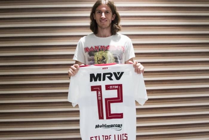 Filipe Luís desembarcou no Rio com a camisa do Iron Maiden
