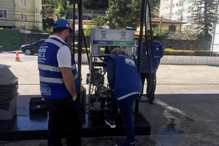 Agentes vistoriaram dois postos de combustÃ­vel em TeresÃ³polis