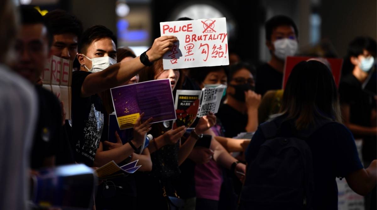Protestantes fazem ato em aeroporto de Hong Kong - AFP