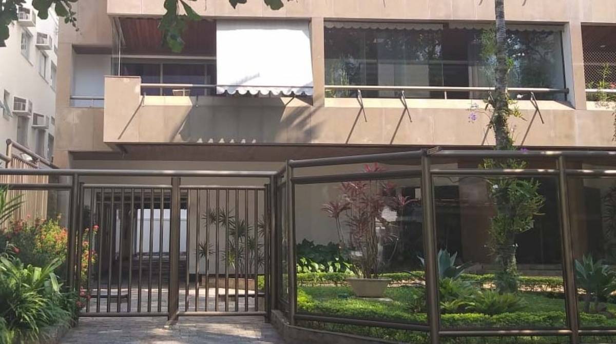 A entrada da garagem onde a m&eacute;dica foi rendida por bandidos e levou um tiro, na Barra da Tijuca