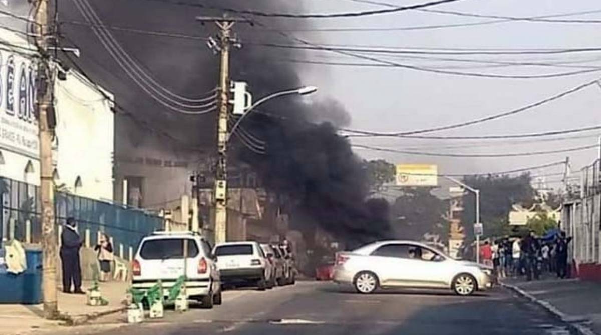 A Rua Xavier Marques foi bloqueada, na altura da rodoviária de Campo Grande