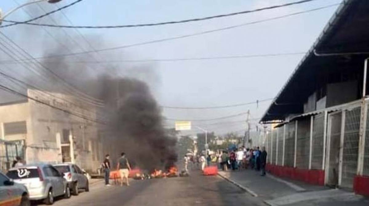 Os manifestantes colocaram objetos no meio da rua e atearam fogo - Reprodução / Internet