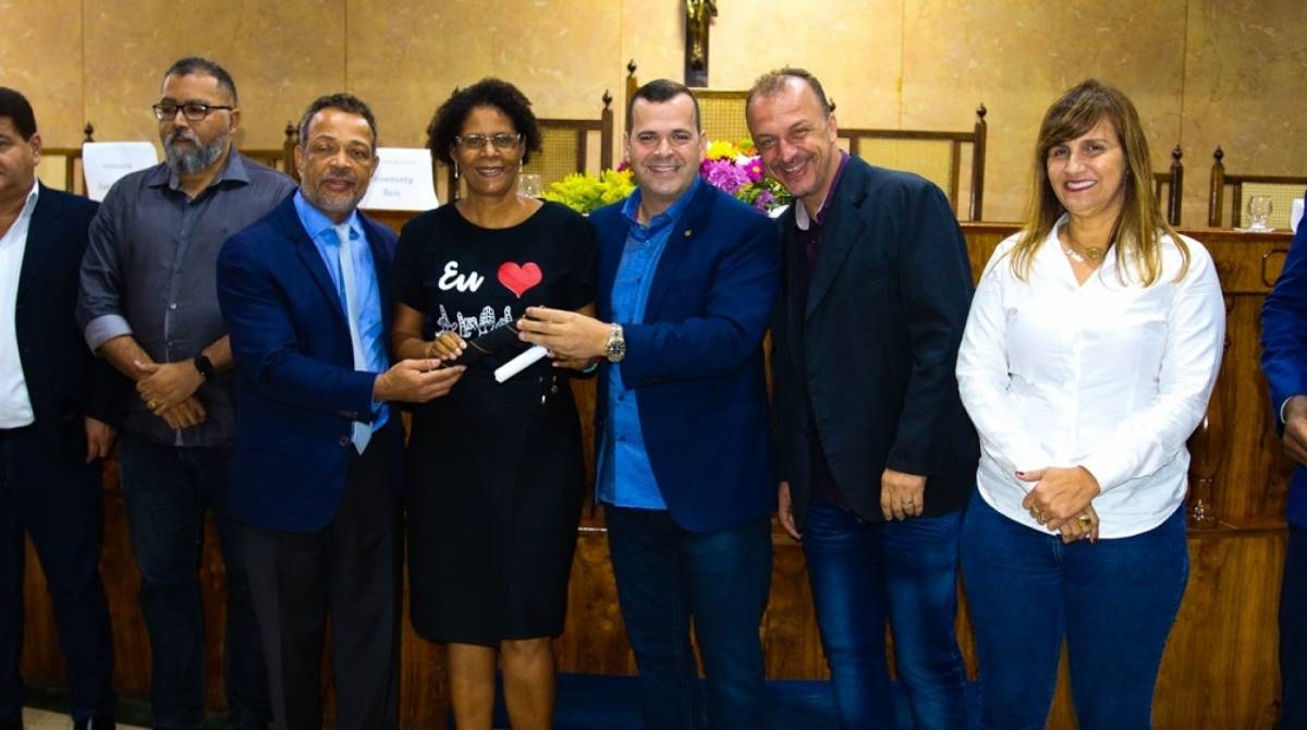 Duque de Caxias forma primeira turma de libras