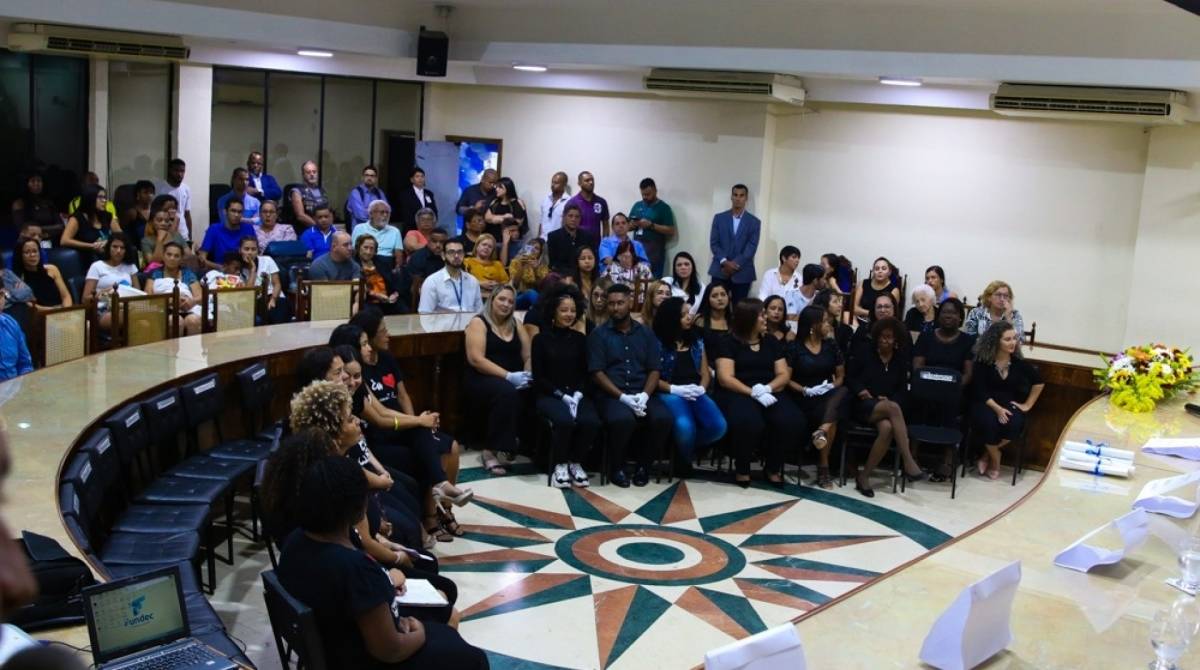 Duque de Caxias forma primeira turma de libras