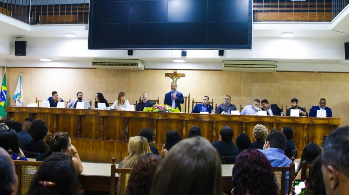 Duque de Caxias forma primeira turma de libras